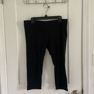 GAP black maternity capris. Size large. Great condition.
